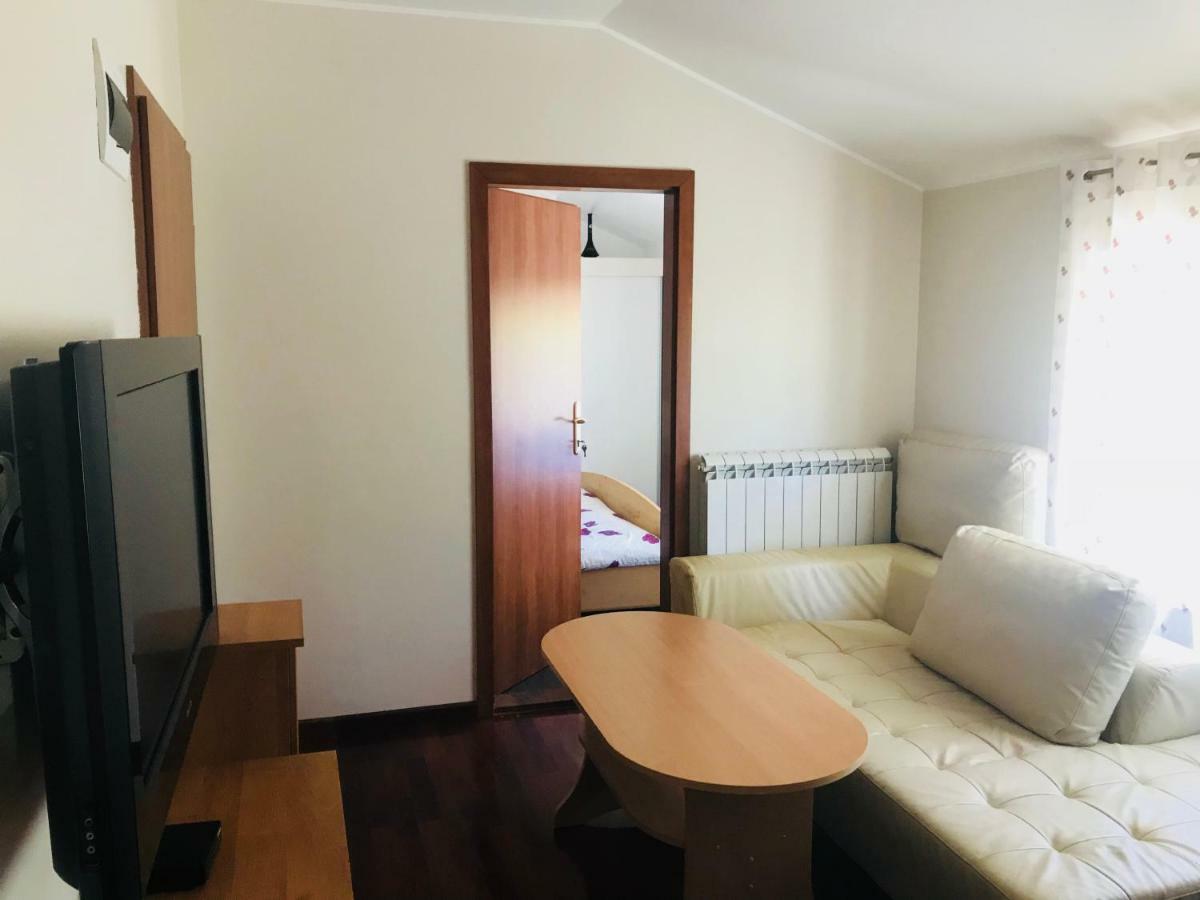 Apartments Vidovic Cezarji Eksteriør billede